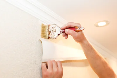Pose de papier peint à Guécélard — revêtements muraux et toiles de verre